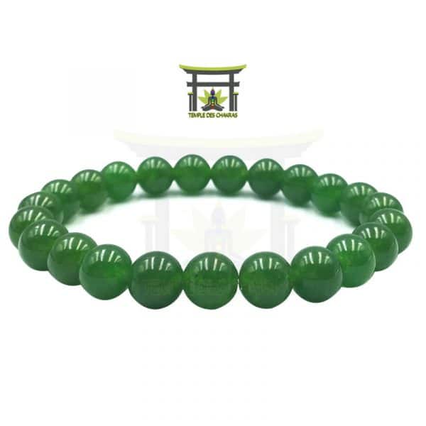 Bracelet en pierre naturelle de jade verte en 8mm sur fond blanc