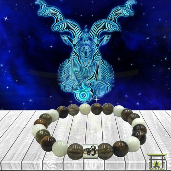 Bracelet Astro Capricorne en Quartz Fumé, Pierre de Lune et œil de Tigre sur plancher en bois et fond astrale