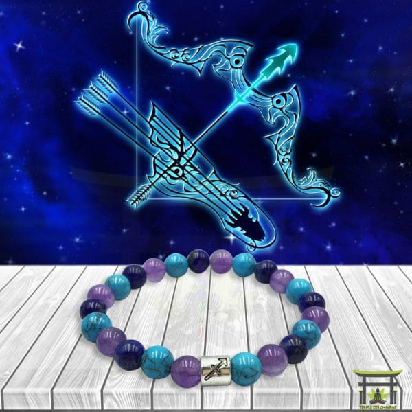 Bracelet Astro Sagittaire en Améthyste, Lapis Lazuli et Turquoise sur plancher en bois et fond astrale